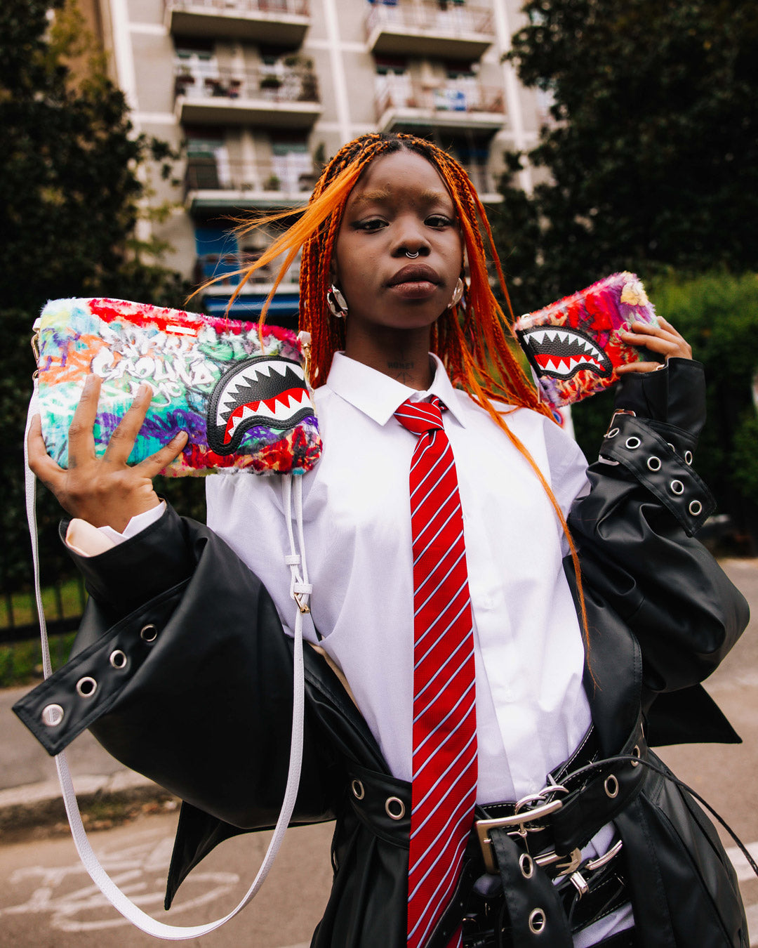 LE MONDE DES GRAFFITIS CROSSOVER CLUTCH