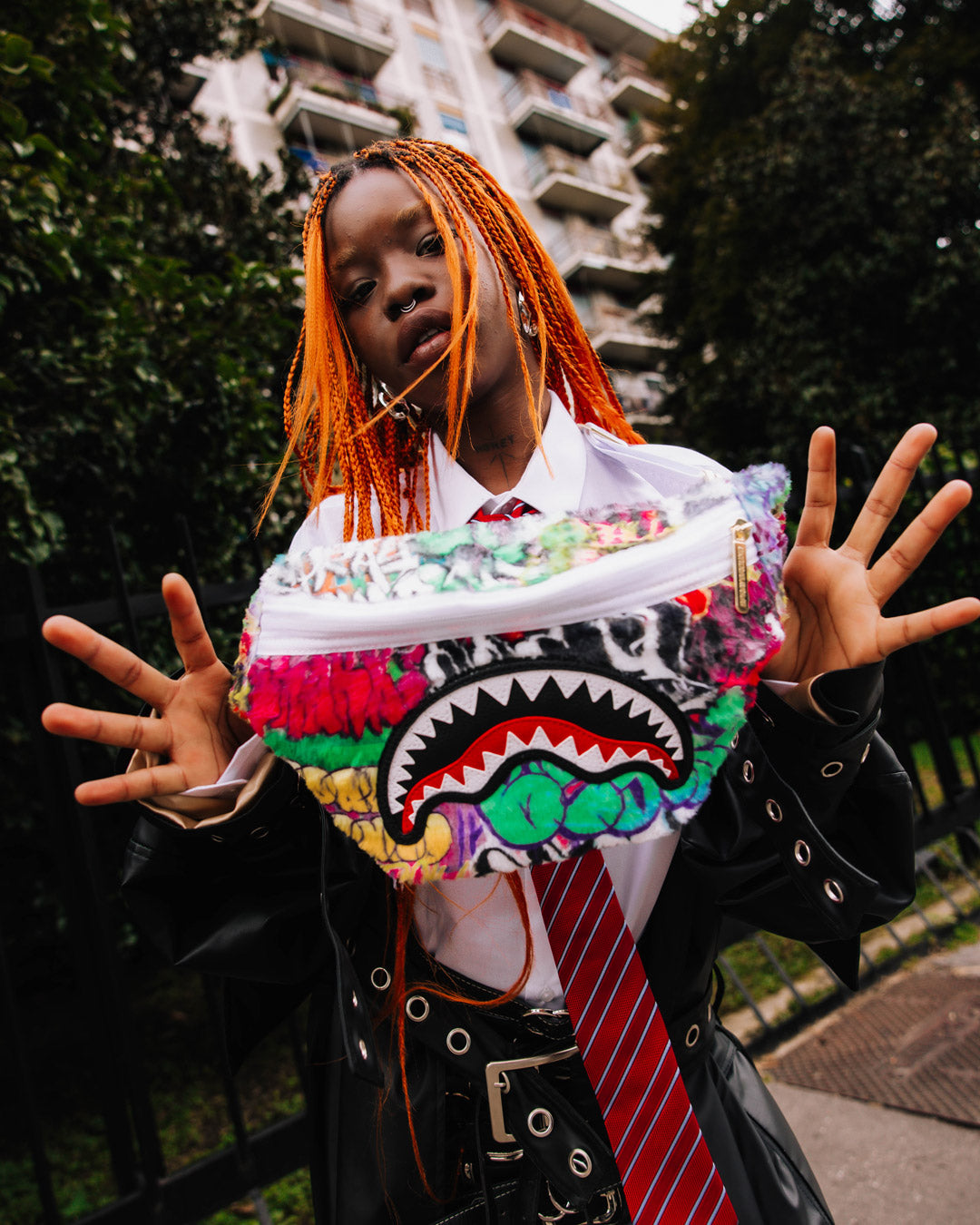 LE MONDE DES GRAFFITIS SAVVY CROSSBODY