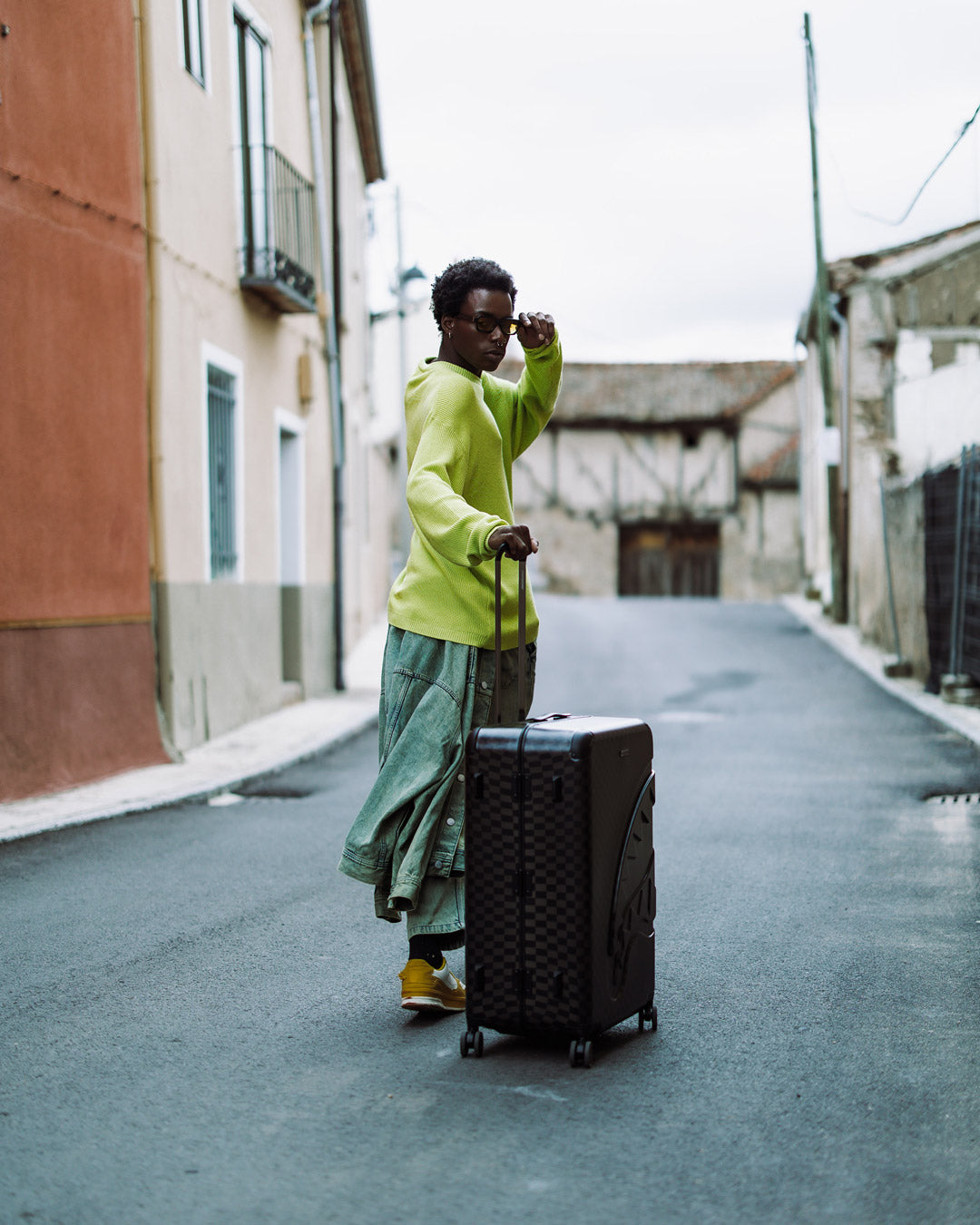 NIGHTSHARKS WORLDWIDE SHARKITECTURE FULL SIZE LUGGAGE